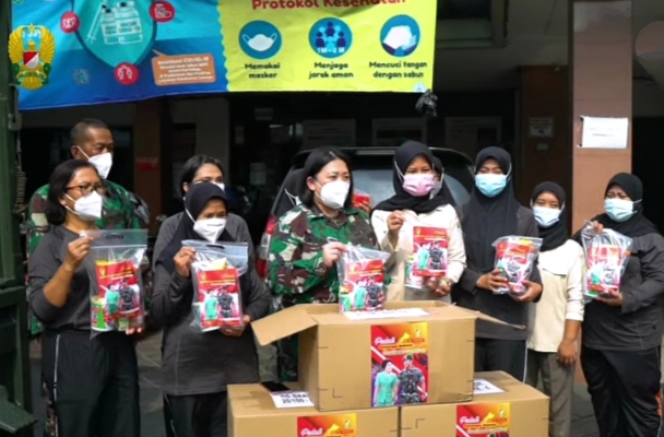 Ketum Persit KCK Mendistribusikan 1500 Paket Ta'jil Kepada Nakes di RS Daan Mogot dan RSPAD