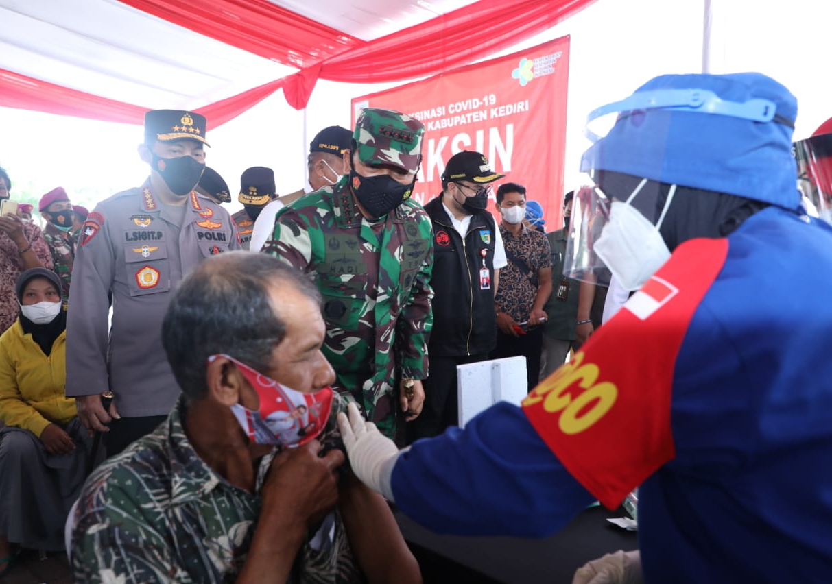 Panglima TNI Tinjau Serbuan Vaksinasi Untuk Lansia di Jawa Timur