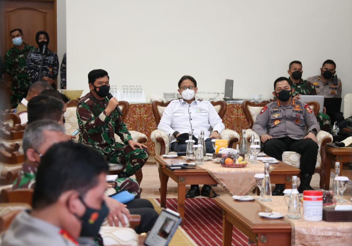 Panglima TNI dan Kapolri Perintahkan Penebalan Pasukan PPKM Mikro di Jawa Timur