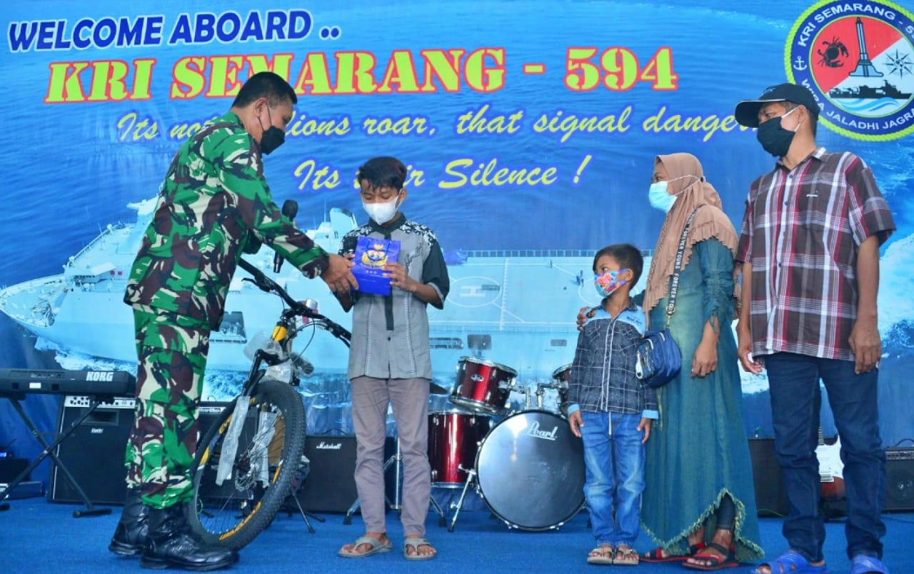 TNI AL Berikan Apresiasi Kepada Ridho Remaja Yang Terapung Selama 3 Jam di Laut