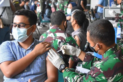 Antusias Warga Ikuti Serbuan Vaksinasi Yang Digelar Oleh Kodam Jaya