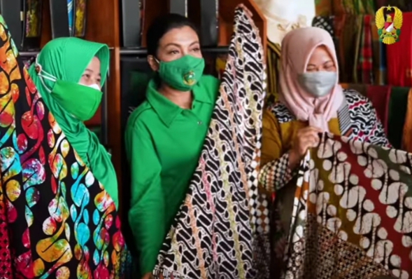 Hetty Andika Perkasa Kunjungi Galery Batik Karya Persit KCK Cabang BS Akmil Megelang