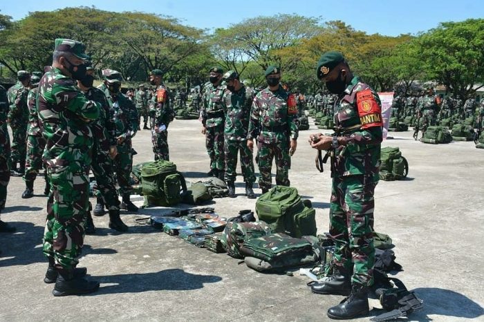 Kasum TNI Didampingi Pangdivif 3 Kostrad Periksa Kesiapan Akhir Satgas Pamtas Yonif Raider 431 Kostrad