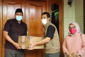 Wakil Walikota Tri Adhianto Berikan Paket GMB Secara Simbolis Di Masjid Nurul Iman