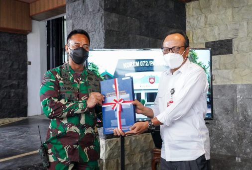 KASAD Menerima Penyerahan Sertifikat Tanah Daerah Latihan TNI AD di Kebumen