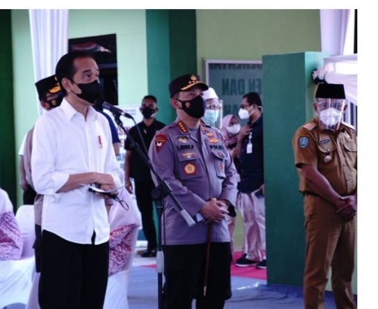 Presiden Didampingi Kapolri Tinjau Vaksinasi Merdeka di Ponpes dan Tempat Ibadah Se-Indonesia