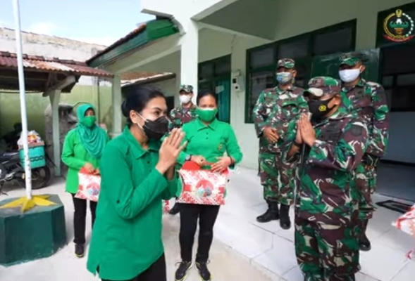 Ketum Persit KCK Berikan 150 Paket Sembako Kepada Warga Gunung Kidul Yogyakarta