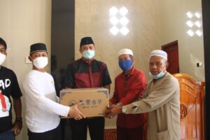 Tri Adhianto Bersama Basnas Secara Simbolis Memberikan Paket GMB Untuk Masjid