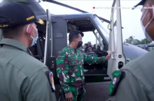 KASAD dan Ketum Persit KCK Melihat Helikopter Bell 412 EPI Terbaru Milik TNI AD