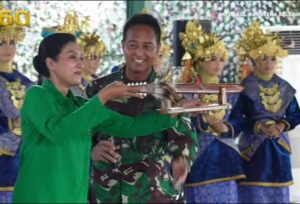 KASAD Berikan Cindera Mata Khas Senjata Tradisional Indonesia Kepada Commanding General USARPAC