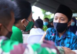 KASAD Bersama Hetty Andika Perkasa Menyerahkan Santunan Kepada Anak Yatim Piatu