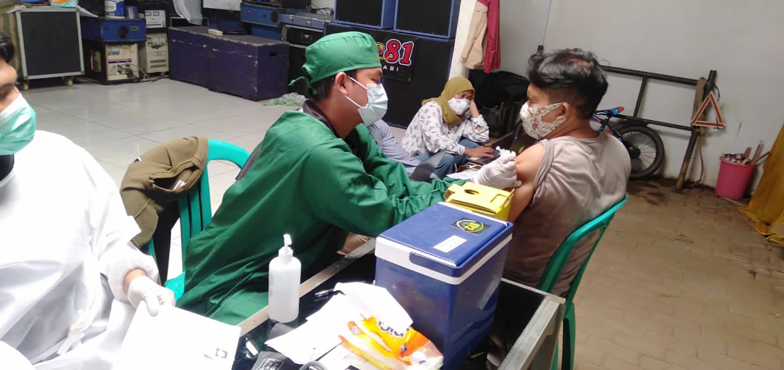 Lurah Mustika Sari Ismail Marzuki Bersama Polsek Bantargebang Melaksanakan Giat Vaksinasi Merdeka