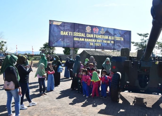 HUT Ke-76 TNI : Divif 3 Kostrad Gelar Baksos dan Pameran Alutsista Juga Kendaran Modifikasi