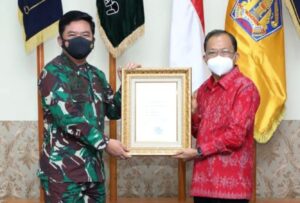 Panglima TNI Berikan Piagam Penghargaan Kepada Gubernur dan Forkopimda Bali