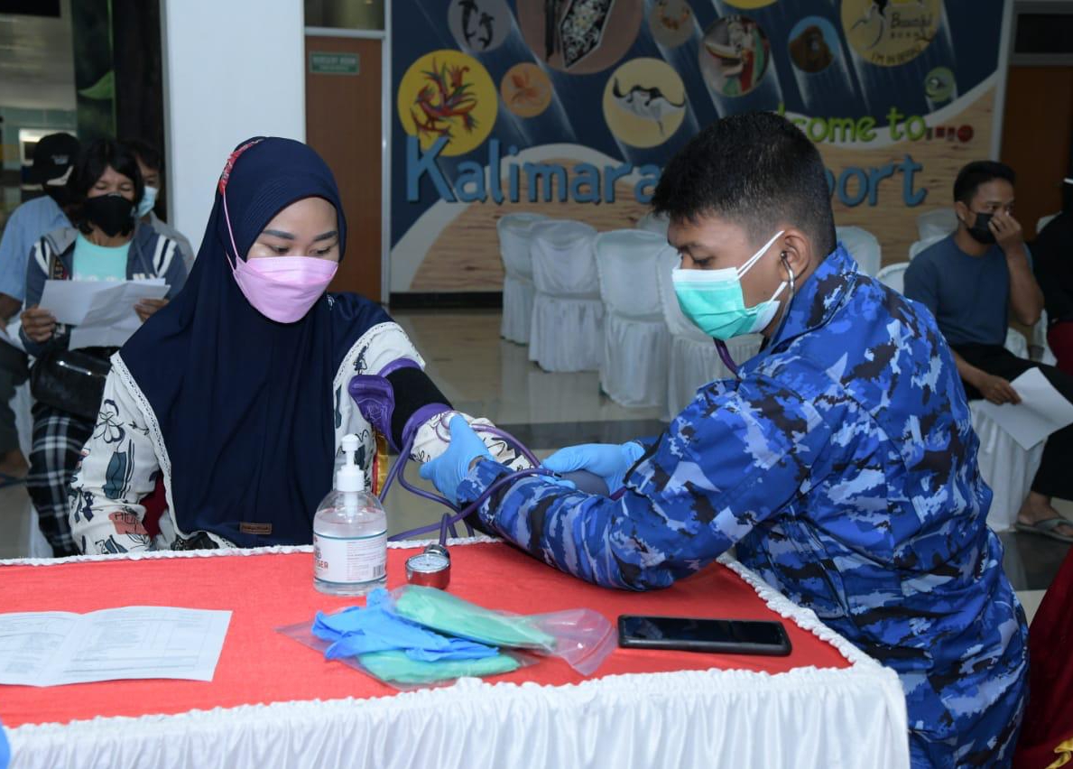 Pelayanan Nakes TNI AU Bagi Warga Berau Saat Vaksinasi Tahap II Di Bandara Kalimarau