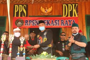 Wakil Walikota Bekasi Dr.Tri Adhianto Memberikan Piala Pada Ulang Tahun RPSN