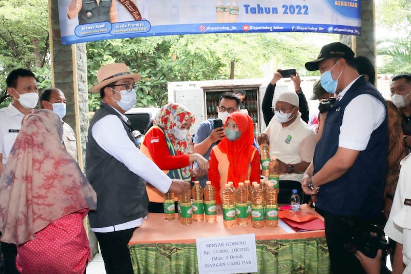 Gubernur Jabar Bersama Plt. Walikota Bekasi Tinjau Operasi Pasar Minyak Goreng di Kecamatan Bekasi Selatan